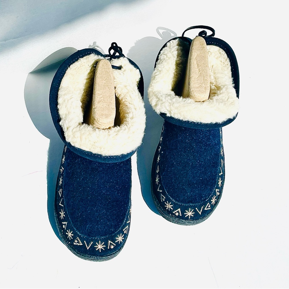 Clarks Wool Navy Blue Sherpa Lined Slippers Rubber Sole Excellent Condition!